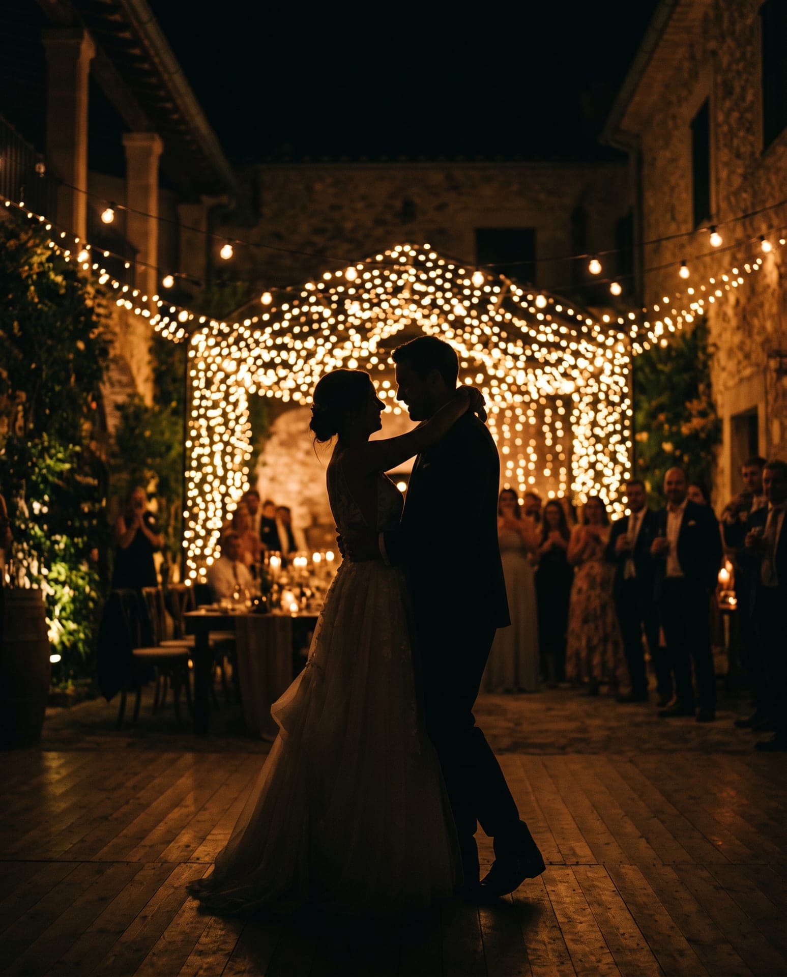 Işıklarla süslü avluda ilk dans eden gelin ve damat